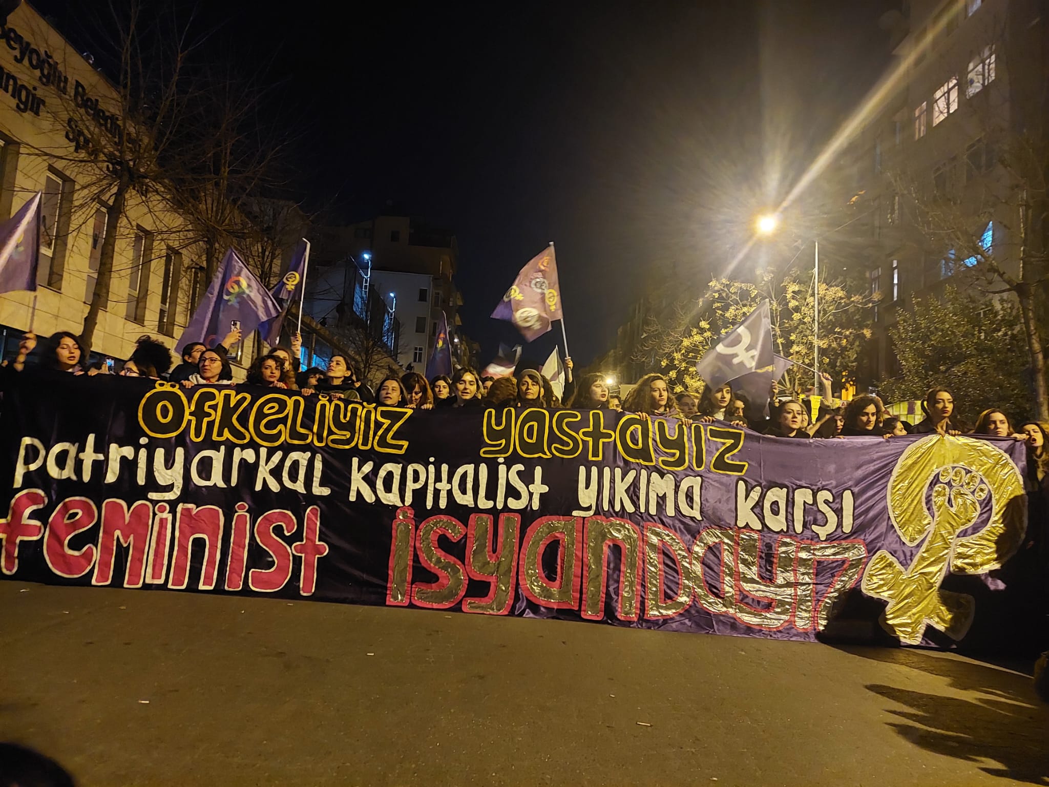 8 Mart Dünya Kadınlar Günü nedeniyle Cihangir’de toplanan kadınlar, Taksim Meydanı’na doğru yürümek istedi. Demir bariyer ve kalkanlarıyla sokağı kapatan polis ile bir grup kadın arasında arbede yaşandı. Demir bariyeri çekip, kalkanlara tekme atarak yolu açmaya çalışan kadınlara polis biber gazı sıkarak müdahalede bulundu.8 Mart Dünya Kadınlar Günü’nde yüzlerce kadın saat 19.30’da Cihangir Parkı’nda toplandı. Grup ellerinde dövizleri açarak slogan attı. Depremde hayatını kaybedenler için saygı duruşunda bulunan kalabalık grup, cep telefonlarının ışıklarını yaktı. Şiddete maruz kalıp, hayatını kaybeden kadınların isimleri tek tek anons edildi.