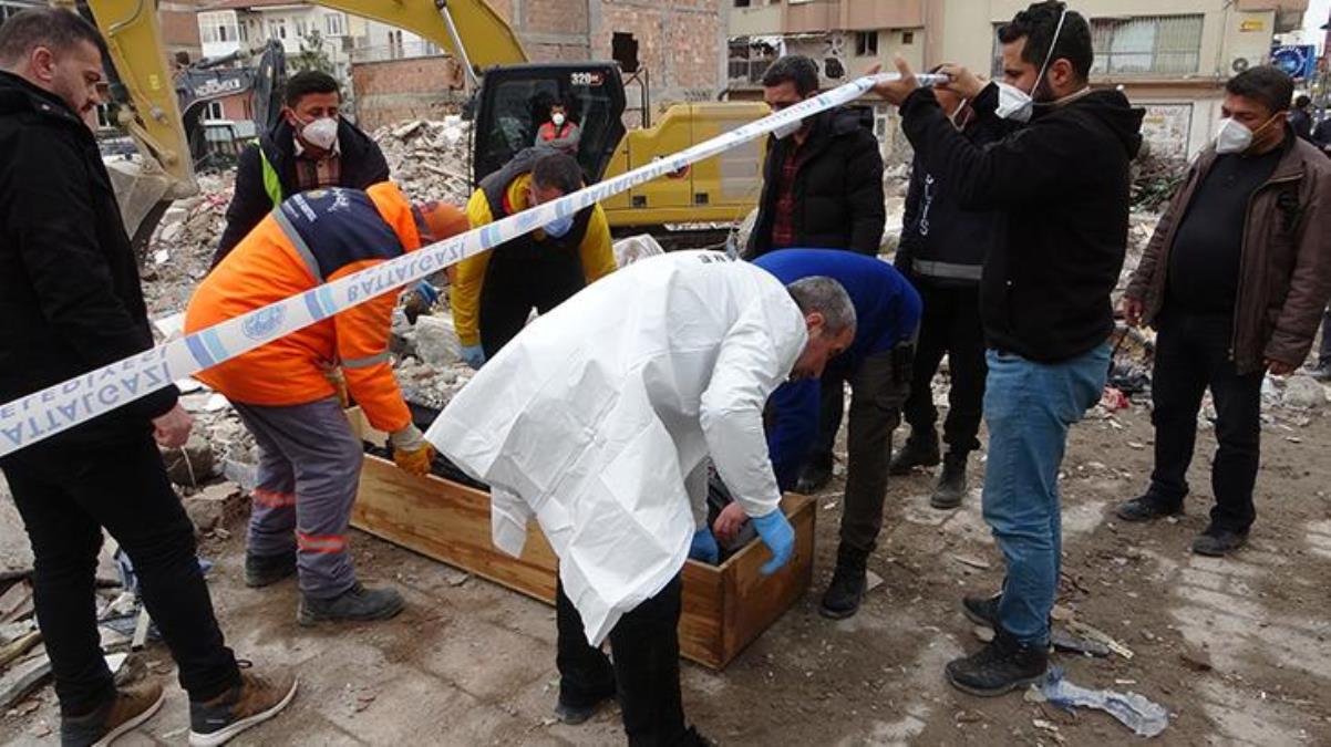 Depremde yıkılan binanın enkazında cansız beden bulundu