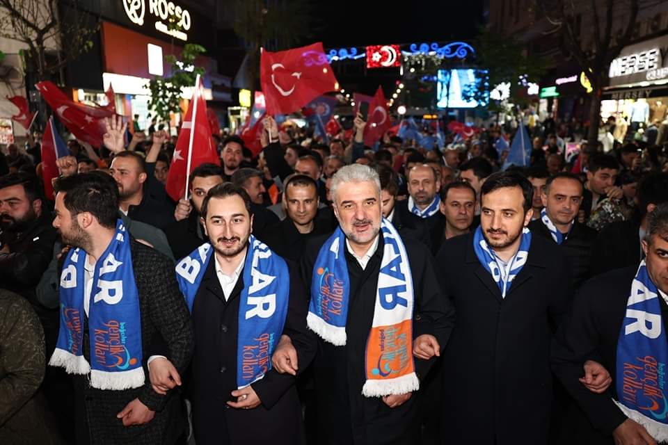 AK Parti İstanbul İl Başkanlığı koordinesinde 39 ilçede saat 20.23’te ‘2023’ten 2053’e Kutlu Yürüyüş’ programı gerçekleştirildi.