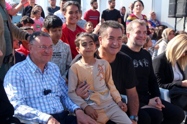 Acun Ilıcalı ve Varol Yaşaroğlu, Hatay’da depremzede çocuklarla bir araya geldi