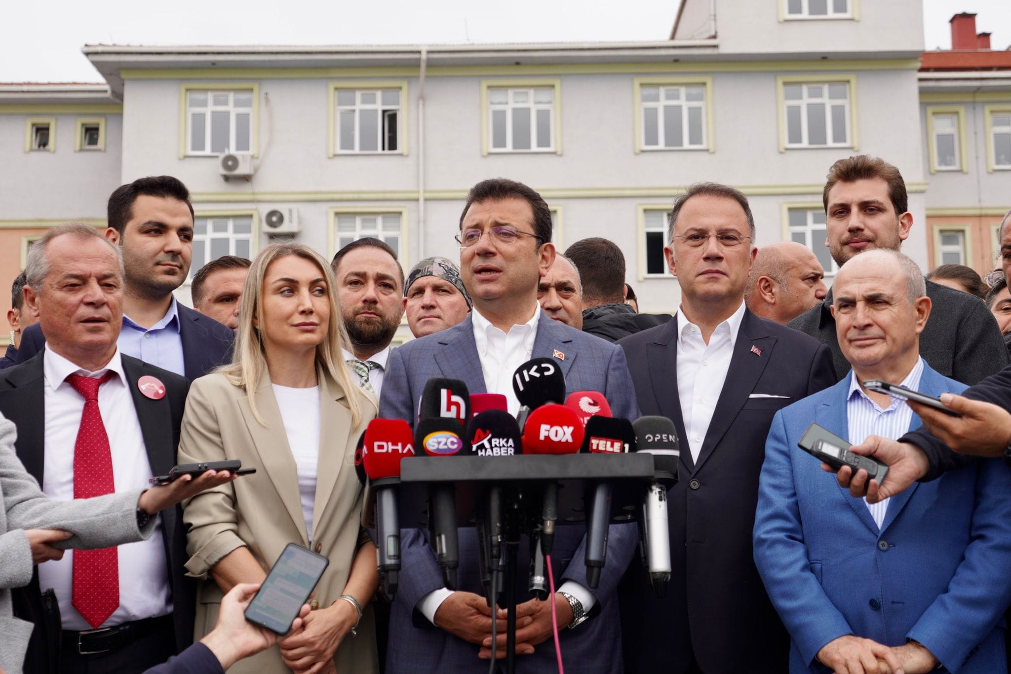 İMAMOĞLU AİLESİ OYUNU BEYLİKDÜZÜ’NDE KULLANDI  EKREM İMAMOĞLU’NDAN SEÇİM AÇIKLAMASI: YALAN VE İFTİRALARIN PEŞİNİ BIRAKMAYACAĞIM