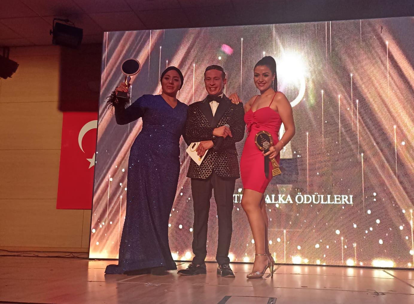 İzmir’de düzenlenen 1. Altın Halka Ödülleri dün akşam sahiplerini buldu.