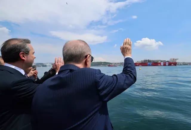 İstanbul Boğazı’nda tarihi an! Cumhurbaşkanı Erdoğan, ‘Osman Gazi’yi Karadeniz’e uğurladı