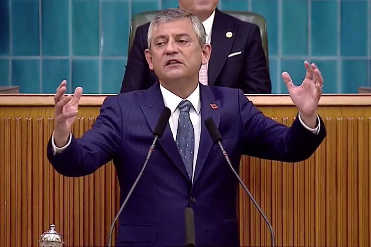 Özgür Özel’in CHP Genel Merkez’deki arbedeyle ilgili detayı ilk kez açıkladı: Bellerinde kasaturalarla geldiler