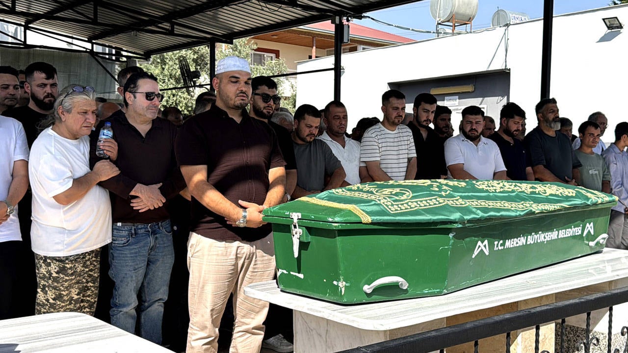 Şarkıcı Atilla Taş’ın kızı gözyaşları arasında toprağa verildi